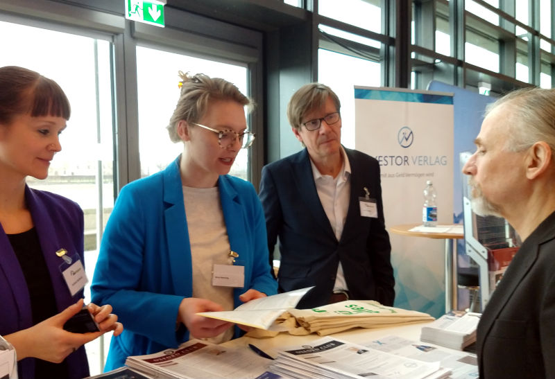 Am Messestand im Gespräch mit Vertretern des Investor-Verlags